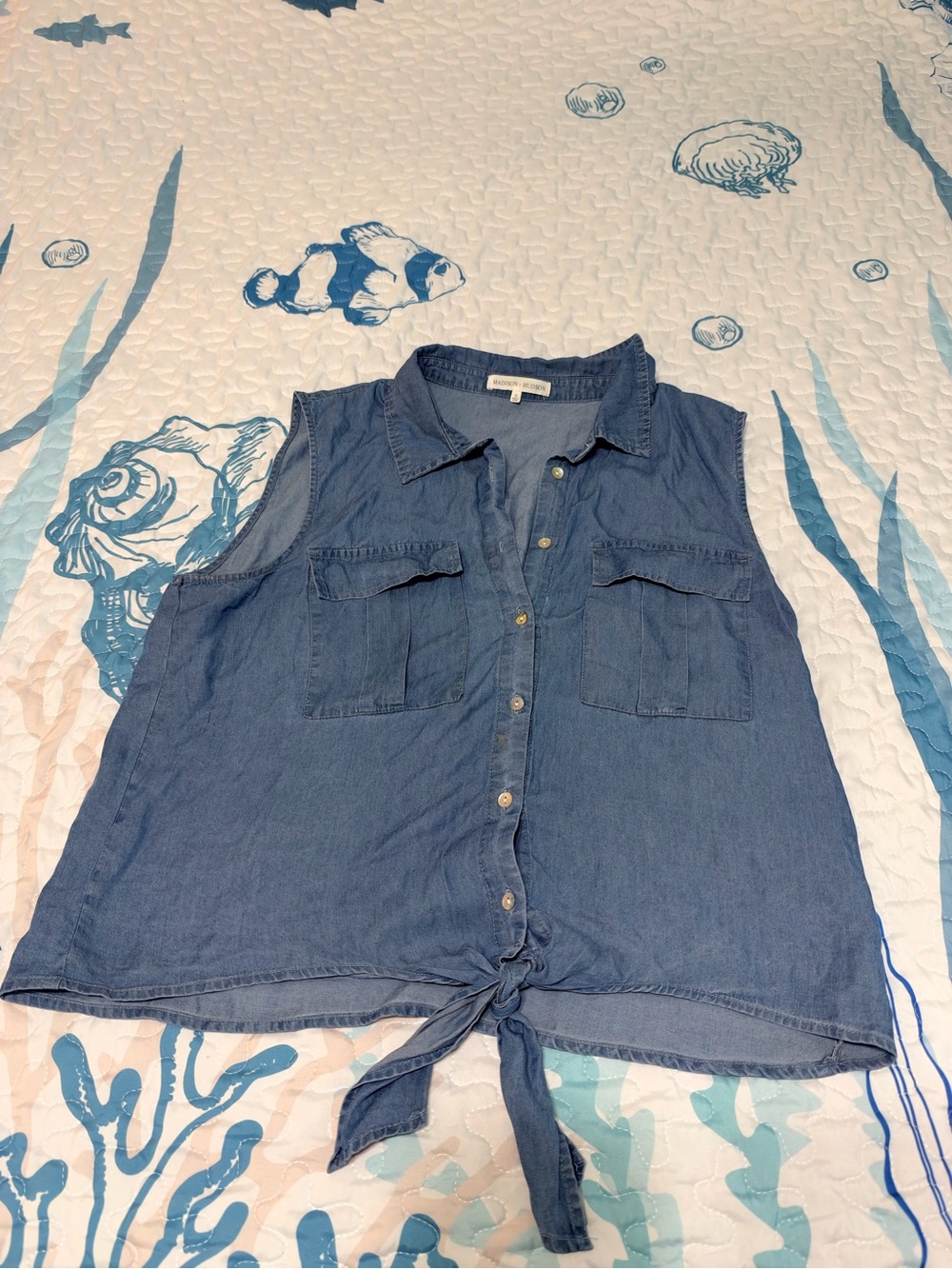 Sanctuary Chambray Button-Front Tie-Hem Sleeveless Shirt - Blue